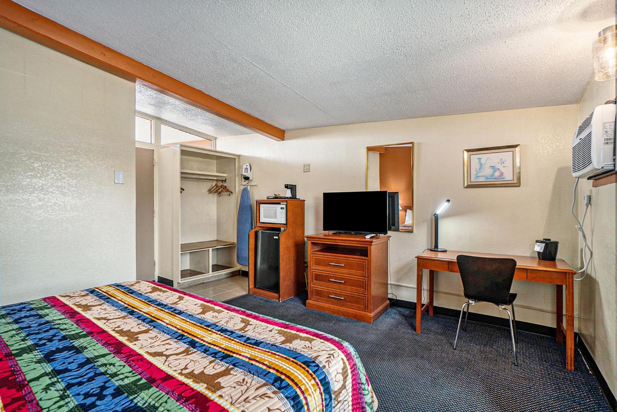 Great Lakes Inn & Suites South Haven Room photo
