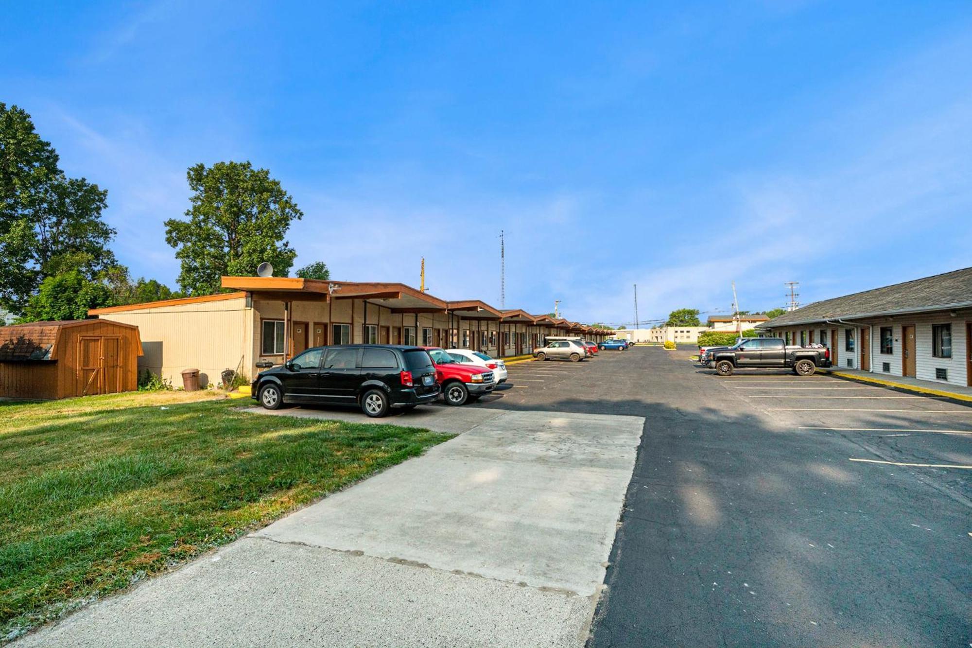 Great Lakes Inn & Suites South Haven Exterior photo