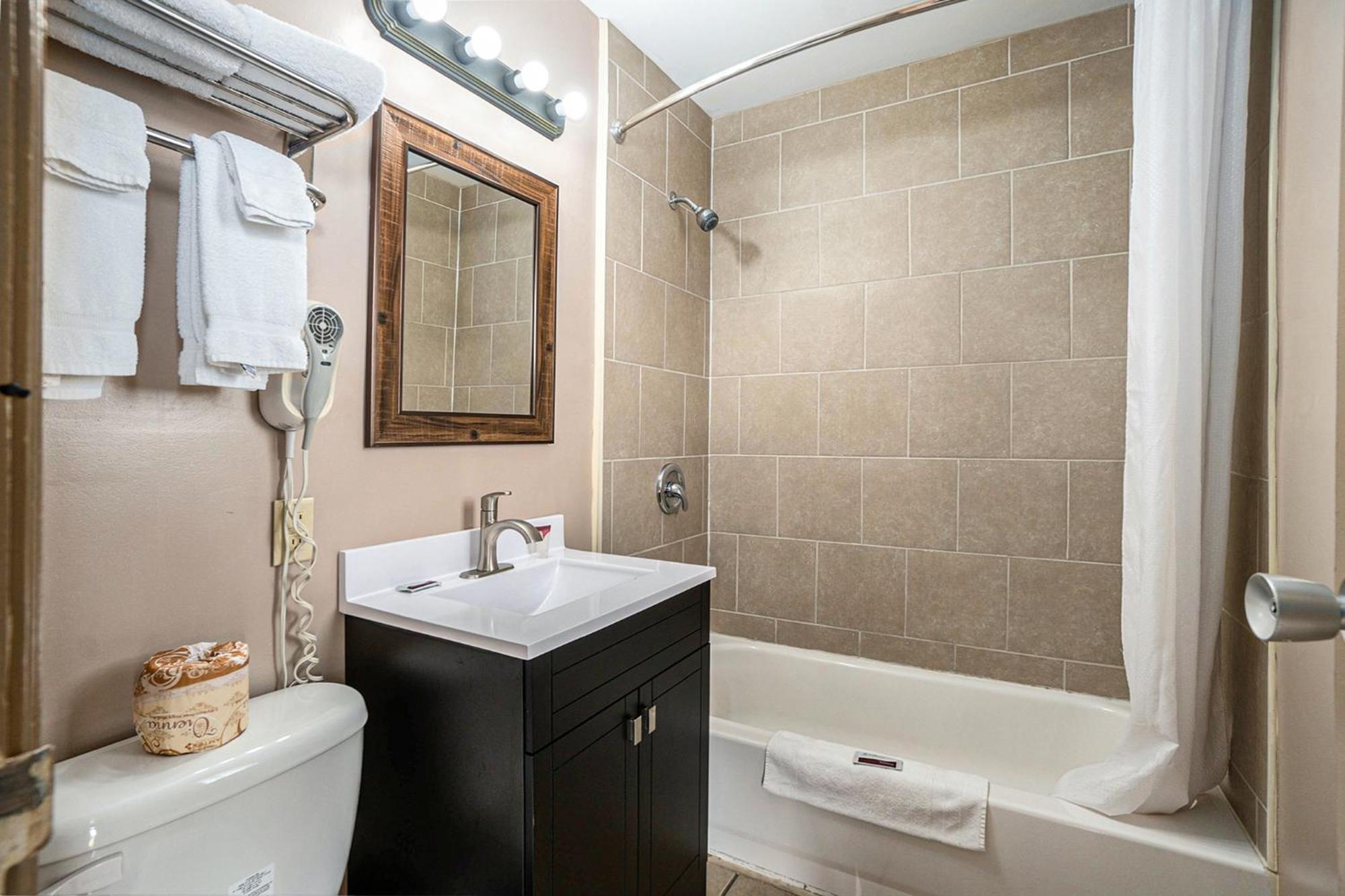 Great Lakes Inn & Suites South Haven Room photo